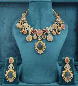 Collier en moissanite en laiton avec de magnifiques boucles d'oreilles, ensemble inspiré de Sabyasachi, parfait pour les mariages, les tenues de soirée, ensemble de luxe - Product Image 2