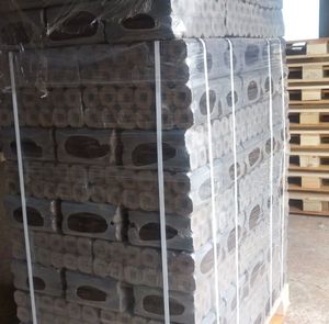 Briquettes de bois de haute qualité à vendre en vrac, combustible écologique pour le chauffage et la combustion, disponible à <span class=keywords><strong>prix</strong></span> avantageux. - Product Image 1