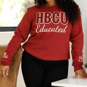 Sudadera Bordada en Chenilla Verde HBCU, Ropa de Hermandad, Sudadera de Algodón Premium con Cuello Redondo para Mujer - Product Image 2