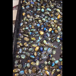 573ชิ้นหินลาบราดอไรต์ธรรมชาติ15มม. ถึง30มม. ทรงรีไม่สม่ำเสมอ5070 CTS ล็อตด้วยเลเซอร์สำหรับขายโรสคัทหินอัญมณีด้านหลังแบนเรา $174-ขาย - Product Image 4