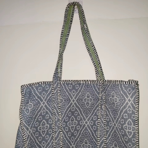 Sac à main pour femme, grand, à imprimé floral ethnique, à bandoulière, avec fermeture éclair, style tendance, sac fourre-tout en coton matelassé indien fait à la main - Product Image 1