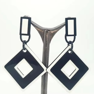 Pendientes de resina acrílica personalizados Pendientes de resina irregulares Joyería de verano Pendiente de resina de comunicación blanco y negro - Product Image 1