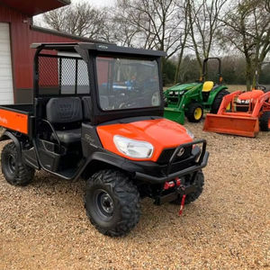 Véhicule utilitaire Kubota RTV-X1100C 4x4 automatique 2 temps de qualité supérieure, certifié EPA et homologué CEE, idéal pour les exploitations agricoles et les chantiers - Product Image 1