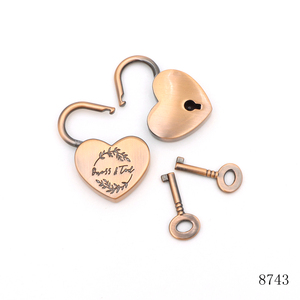 Venta al por mayor de candado de amor en forma de corazón pequeño vintage dorado antiguo de aleación de zinc con logotipo personalizado con llave - Product Image 2