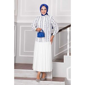 Blusa Hijab para mujer con estampado étnico Color índigo con diseño único - Product Image 5