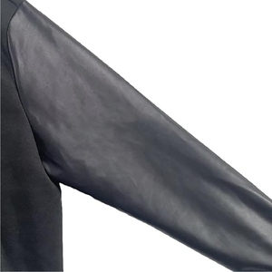 Veste universitaire color block style streetwear moderne, contrast noir et gris, veste Letterman – Look décontracté audacieux - Product Image 3