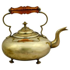 กาต้มน้ำชาโลหะทองเหลืองแบบคลาสสิกด้ามจับทนความร้อนได้ต้มเร็วปลอดภัยสำหรับเตาทั้งหมด - Product Image 1