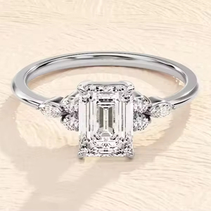 Hermoso corte esmeralda con piedra lateral radiante y redonda, anillo de diamante cultivado en laboratorio, joyería personalizada, excelente corte, el mejor regalo para ella - Product Image 1