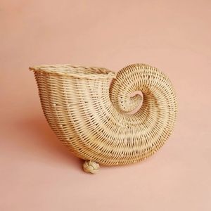 Vase à fleurs en rotin rustique avec un artisanat tissé détaillé idéal pour les maisons et les espaces de vie d'inspiration bohème - Product Image 4