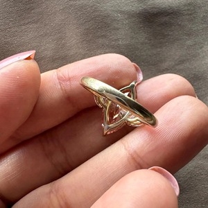 แหวนหมั้นเพชรทรงมาร์ควิส 4 กะรัต สีชมพู เพชรเลี้ยงในห้องปฏิบัติการ ประดับเพชรสามเม็ด ตัวเรือนทอง 14k ผลิตโดยผู้ผลิตเครื่องประดับเพชรที่ได้รับการรับรอง - Product Image 6