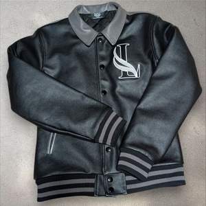 Veste de sport en laine sur mesure pour homme |   Veste universitaire avec garniture en fourrure de mouton |   Pull bomber décontracté d'hiver avec logo d'équipe personnalisé - Product Image 5