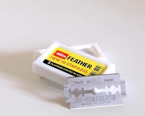 Feather - 100 Double Strand <b>Razor</b> <b>Blades</b> - Product Image 1