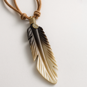 Collier Hippie Fait Main en Plumes avec Corne - Product Image 1