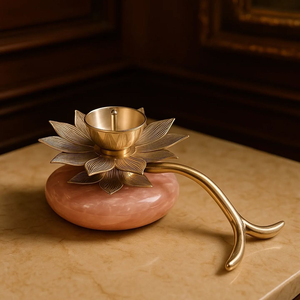 Candélabre à trois bras en argent avec des accents de feuilles d'érable et une pierre verte. Disponible aux prix de gros. - Product Image 4