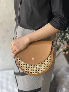 Sac à bandoulière en rotin et cuir tendance 2024 fabriqué au Vietnam pour la saison d'automne - Product Image 5