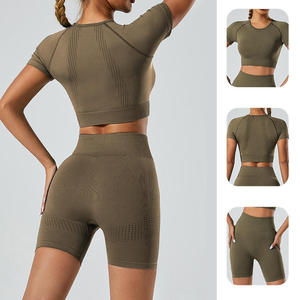 Ensemble de sport 5 pièces uni pour femme avec logo frontal, comprenant un crop top à manches longues, un brassière de sport et un short legging taille mi-haute, idéal pour la gym et le yoga - Product Image 3