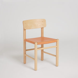 Silla de comedor minimalista con marco de madera oscura y tapicería suave que combina estilo, comodidad y atractivo atemporal - Product Image 1