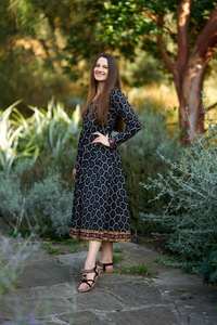 Robe Darcy faite à la main, longueur mollet, bohème, noire et blanche, en coton fleuri, décontractée, occasionnelle, mode éthique - Product Image 5