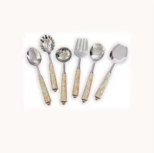 Set de service à salade de forme martelée en résine rose et poignée en cristal doré en acier inoxydable Design royal Outils de cuisine à utiliser - Product Image 4