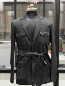 Chaqueta Safari Negra de Lujo para Hombre con Cinturón, Corte Entallado, Estilo Militar con Múltiples Bolsillos, Blazer Casual para Negocios - Product Image 4