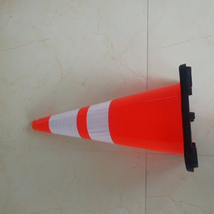 Cône de sécurité routière réfléchissant en caoutchouc et plastique de qualité ingénieur avec base orange, hauteur de 34.5 pouces, 12 pouces - Product Image 3
