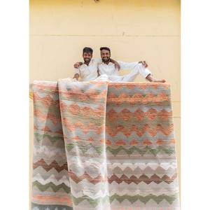 พรมลายเรขาคณิตสีเทาดำ Freedom Manchaha ทำด้วยมือจากขนสัตว์ ไหมไผ่ และไหม สำหรับตกแต่งห้องนั่งเล่น-Les-8101 - Product Image 5