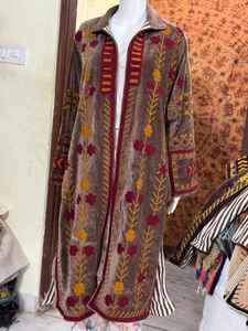 Veste Suzani multicolore en velours, veste longue de créateur pour femmes, design magnifique - Product Image 6