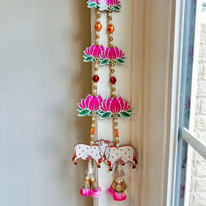 Guirlande de vache et de lotus en bois tendance Chaîne décorative traditionnelle indienne pour événements en plein air Tentures de temple à motifs de fleurs - Product Image 1