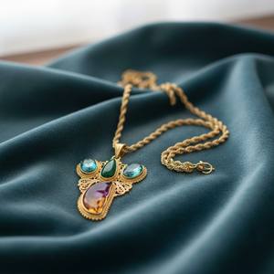 Collier pendentif luxueux plaqué or 18 carats, bio-tourmaline et quartz aquamarine - Product Image 1