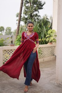 Blusa de Rayón para Mujer de 14 Kg con Bordado Kutchi Gamthi, Diseño Moderno Reversible, Lista para Usar en Fiestas de Navratri, Diwali y Bodas - Product Image 3