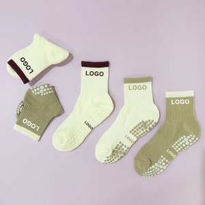 Chaussettes de sport antidérapantes en coton avec logo personnalisé et motif brodé pour femme, avec revers coloré, pour Pilates et Yoga, fabriquées au Vietnam - Product Image 4