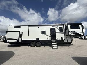 Nouveau 2025 K-e-y-s-t-o-n-e M-o-n-t-a-n-a H-i-g-h C-o-u-n-t-r-y 377FL prêt à la vente - Product Image 5