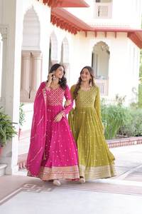 Traje de Vestido Largo con Dupatta de Faux Georgette, Manga Larga, con Bordado Enriquecido con Lentejuelas y Hilo Zari - Product Image 6