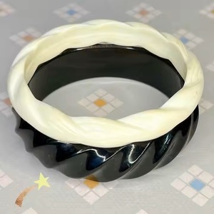 กำไลข้อมือเรซินประดับด้วยเครื่องประดับสไตล์ชนเผ่าที่ประณีตสำหรับผู้หญิงที่ถูกประดิษฐ์ขึ้นอย่างเชี่ยวชาญโครงสร้างขนนกจากอินเดีย - Product Image 4