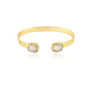 Pulsera ajustable de piedra lunar natural sin cortar, chapada en oro de 18 quilates, con textura martillada, brazalete abierto frontal - Product Image 1