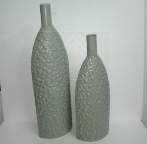 Florero de hierro de metal adornado antiguo con exquisitos grabados florales hechos a mano y bruñidos para decoración clásica de boda - Product Image 4