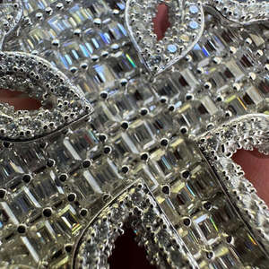 Colgante de cruz de plata estilo hip hop con moissanita y diamantes baguette, talla redonda brillante, con incrustaciones de circonitas, joyería religiosa. - Product Image 2