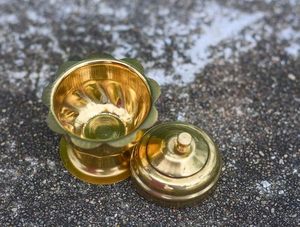 Caja Kumkum Dani de latón de diseño real para festivales tradicionales indios y regalos de boda y caja Sindoor Dani de artesanía hecha a mano - Product Image 6