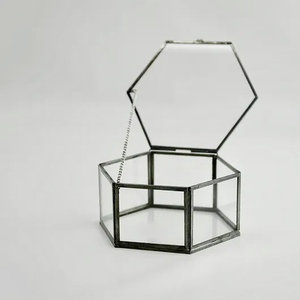 Boîte à bijoux en verre transparent moderne avec cadre en métal noir Rangement décoratif pour l'organisation de bijoux et de maquillage - Product Image 3