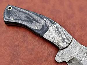 Couteau à dépecer à lame pleine soie en acier damassé fait à la main 2 tons noir Dollar échelle de bois gaine en cuir Support OEM - Product Image 6