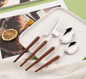 Juego de cubiertos de acero inoxidable ligero y duradero con asas de madera natural, ideal para un uso diario duradero - Product Image 2