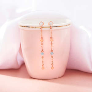 Pendientes de Aro y Tipo Huggie Geometra Pastel en Oro, Estilo Moderno - Product Image 1