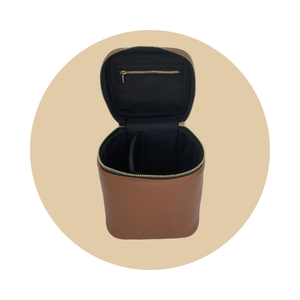 La nueva bolsa de cosméticos con logotipo personalizado, bolsas de cosméticos de maquillaje de material PU marrón claro con cremallera - Product Image 3