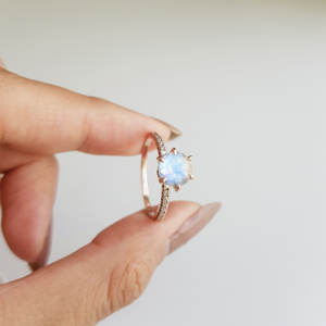 แหวนทองคำแท้ 14K ประดับด้วยมูนสโตนสีรุ้งธรรมชาติและเพชร ดีไซน์หรูหราสำหรับทุกเพศ เหมาะสำหรับเป็นของขวัญวันเกิดเดือนมิถุนายน หรือวันครบรอบแต่งงาน - Product Image 6