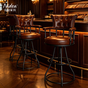 Sgabello da Bar Girevole in Pelle Vintage <span class=keywords><strong>con</strong></span> Struttura in Metallo Industriale, Sedia da Bancone <span class=keywords><strong>con</strong></span> Schienale Trapuntato a Bottoni, Sgabello Retrò per <span class=keywords><strong>Isola</strong></span> Cucina - Product Image 1
