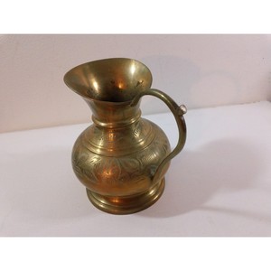 Pichet en laiton de haute qualité avec motif de fleur et de feuille gravé Pichet en laiton décoratif avec poignée - Product Image 3