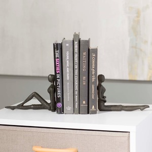 Porte-livres élégants en métal en forme de femme pour la décoration de la maison, le bureau, la table d'appoint et le coin lecture, fabriqués à la main en Inde - Product Image 3