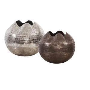 Vases de sol en métal standard pour décor à la maison de salon royal Vase à fleurs en aluminium à finition antique - Product Image 1