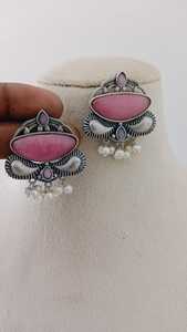 ชุดต่างหูทองเหลืองออกซิไดซ์ที่สวยงามทันสมัยพร้อมไข่มุกน่ารักสไตล์มรดกทางวัฒนธรรมที่หลากหลาย - Product Image 3