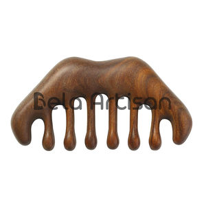 Peine masajeador de manos de madera de teca al por mayor, diseño único para el cuidado del cabello y alivio del estrés para pedidos a granel - Product Image 1
